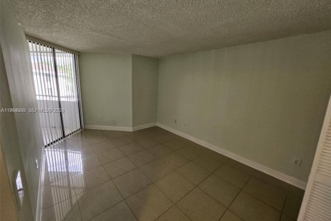 Condominio en alquiler en Miami, Florida, 1 dormitorio, 73.95 m2 № 2029867 - foto 3