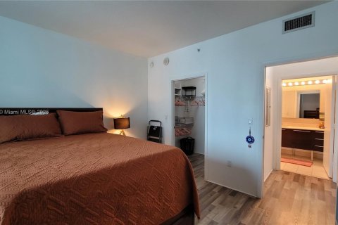 Condo in Miami, Florida, 1 bedroom  № 2021730 - photo 9