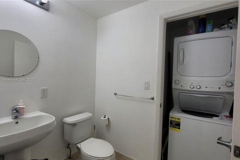 Condo in Miami, Florida, 1 bedroom  № 2021730 - photo 14