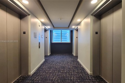 Condo in Miami, Florida, 1 bedroom  № 2021730 - photo 18