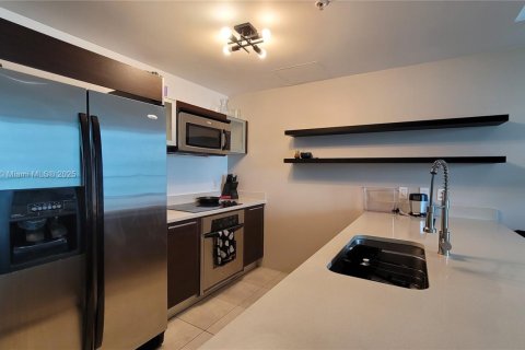 Condo in Miami, Florida, 1 bedroom  № 2021730 - photo 3