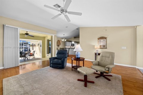 Villa ou maison à vendre à Cape Coral, Floride: 3 chambres, 142.14 m2 № 2024396 - photo 10