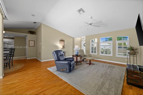 Villa ou maison à vendre à Cape Coral, Floride: 3 chambres, 142.14 m2 № 2024396 - photo 9