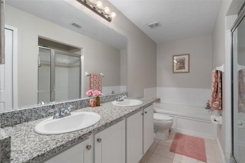 Townhouse in Tampa, Florida 3 bedrooms, 192.4 sq.m. № 2203372 - photo 25