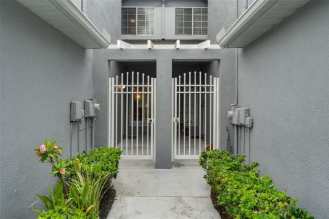 Townhouse in Tampa, Florida 3 bedrooms, 192.4 sq.m. № 2203372 - photo 3