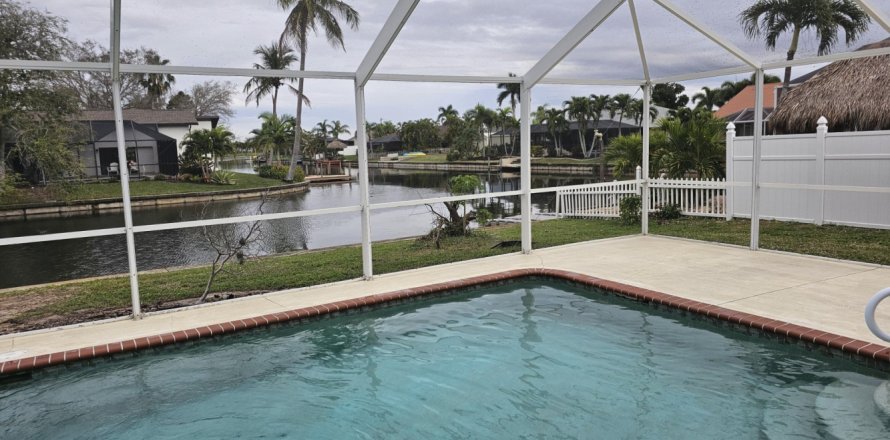 House in Cape Coral, Florida 4 bedrooms, 196.95 sq.m. № 1016080