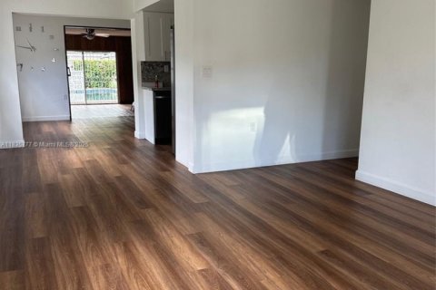House in Miami, Florida 3 bedrooms, 158.49 sq.m. № 1821794 - photo 2