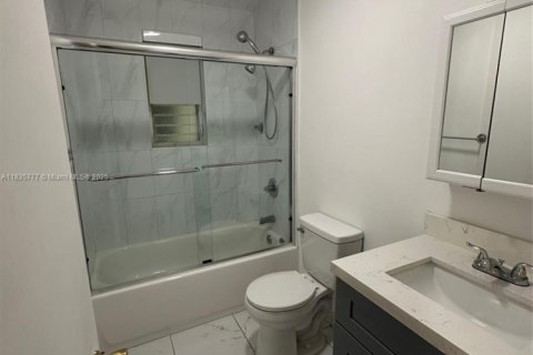 House in Miami, Florida 3 bedrooms, 158.49 sq.m. № 1821794 - photo 6