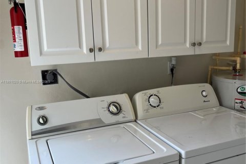 Propiedad comercial en venta en Coral Gables, Florida, 231.33 m2 № 1959319 - foto 11