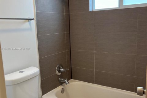 Propiedad comercial en venta en Coral Gables, Florida, 231.33 m2 № 1959319 - foto 5