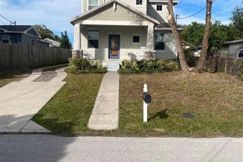 House in Tampa, Florida 3 bedrooms, 173.36 sq.m. № 2378035