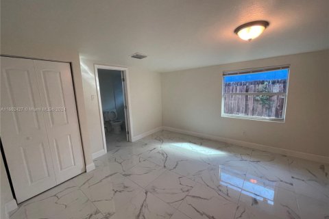 House in Miami, Florida 5 bedrooms, 224.54 sq.m. № 1984777 - photo 2