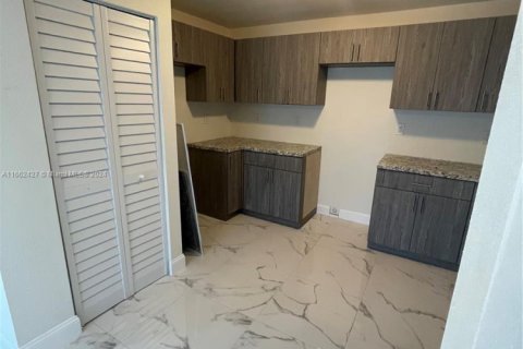 House in Miami, Florida 5 bedrooms, 224.54 sq.m. № 1984777 - photo 6