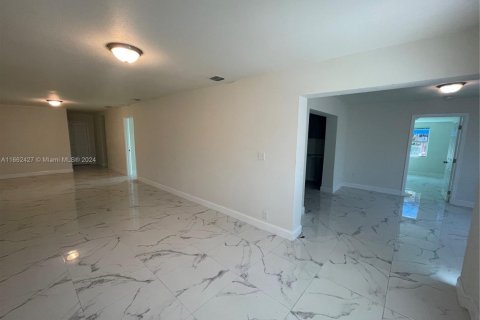House in Miami, Florida 5 bedrooms, 224.54 sq.m. № 1984777 - photo 1