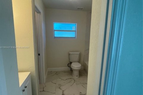 House in Miami, Florida 5 bedrooms, 224.54 sq.m. № 1984777 - photo 3