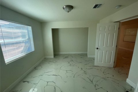 House in Miami, Florida 5 bedrooms, 224.54 sq.m. № 1984777 - photo 4