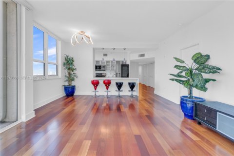 Condominio en alquiler en Miami, Florida, 3 dormitorios, 138.42 m2 № 2079251 - foto 13