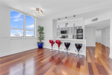 Condominio en alquiler en Miami, Florida, 3 dormitorios, 138.42 m2 № 2079251 - foto 10