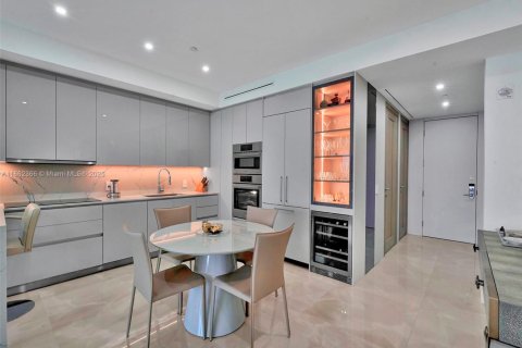 Condo in Bal Harbour, Florida, 2 bedrooms  № 1890829 - photo 9