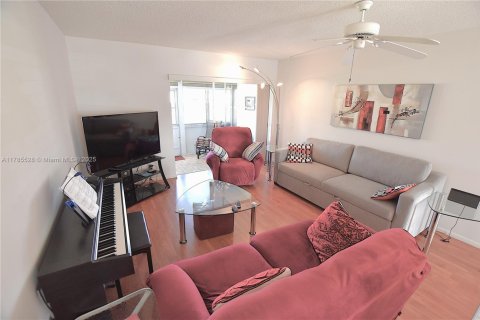 Villa ou maison à vendre à West Palm Beach, Floride: 2 chambres, 84.54 m2 № 1875421 - photo 2