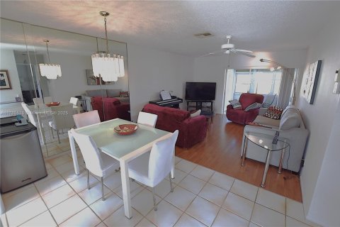 Villa ou maison à vendre à West Palm Beach, Floride: 2 chambres, 84.54 m2 № 1875421 - photo 3