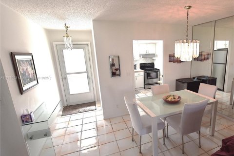 Villa ou maison à vendre à West Palm Beach, Floride: 2 chambres, 84.54 m2 № 1875421 - photo 9