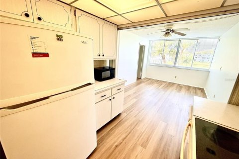 Condo in Saint Petersburg, Florida, 1 bedroom № 2236394 - photo 11