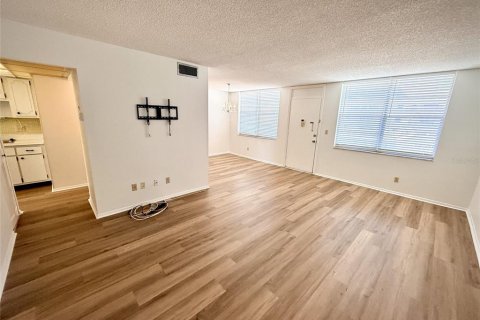 Condo in Saint Petersburg, Florida, 1 bedroom № 2236394 - photo 7