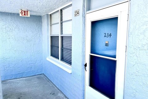 Condo in Saint Petersburg, Florida, 1 bedroom № 2236394 - photo 2