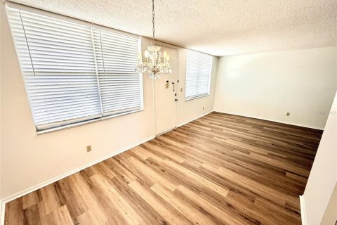 Condo in Saint Petersburg, Florida, 1 bedroom № 2236394 - photo 5