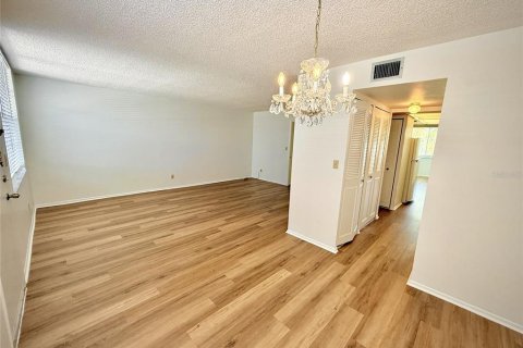 Condo in Saint Petersburg, Florida, 1 bedroom № 2236394 - photo 4