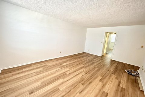Condo in Saint Petersburg, Florida, 1 bedroom № 2236394 - photo 13