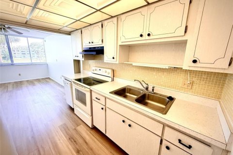 Condo in Saint Petersburg, Florida, 1 bedroom № 2236394 - photo 10