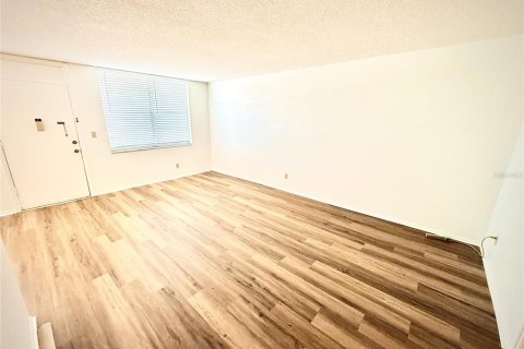Condo in Saint Petersburg, Florida, 1 bedroom № 2236394 - photo 6