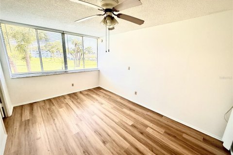Condo in Saint Petersburg, Florida, 1 bedroom № 2236394 - photo 14
