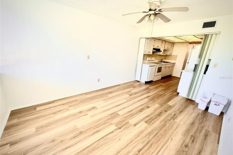 Condo in Saint Petersburg, Florida, 1 bedroom № 2236394 - photo 12