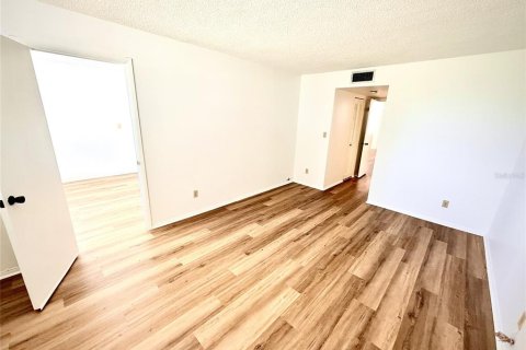 Condo in Saint Petersburg, Florida, 1 bedroom № 2236394 - photo 16