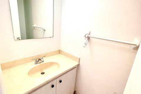 Condo in Saint Petersburg, Florida, 1 bedroom № 2236394 - photo 17
