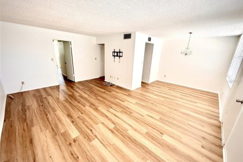 Condo in Saint Petersburg, Florida, 1 bedroom № 2236394 - photo 8