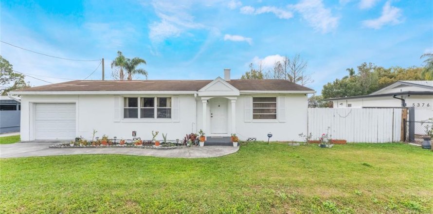 House in Orlando, Florida 3 bedrooms, 140.28 sq.m. № 1542117