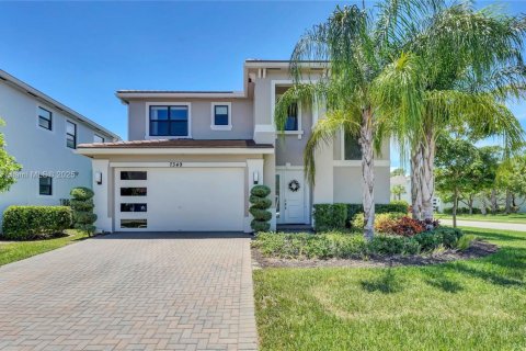 House in Lake Worth, Florida 4 bedrooms, 223.89 sq.m. № 1889693 - photo 1