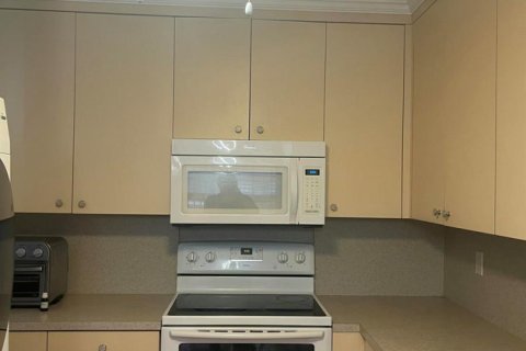 Снять в аренду квартиру в Бока-Ратон, Флорида 3 комнаты, 123.75м2, № 2083523 - фото 2