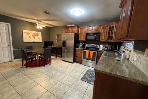 Condo in Hollywood, Florida, 2 bedrooms  № 1956071 - photo 8