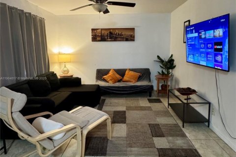 Condo in Hollywood, Florida, 2 bedrooms  № 1956071 - photo 3