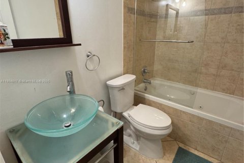 Condo in Hollywood, Florida, 2 bedrooms  № 1956071 - photo 5