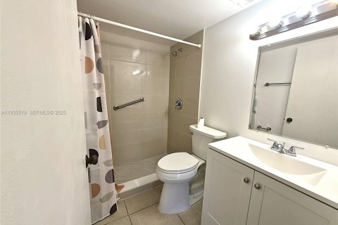 Condominio en alquiler en Miami, Florida, 2 dormitorios, 87.24 m2 № 1993842 - foto 11