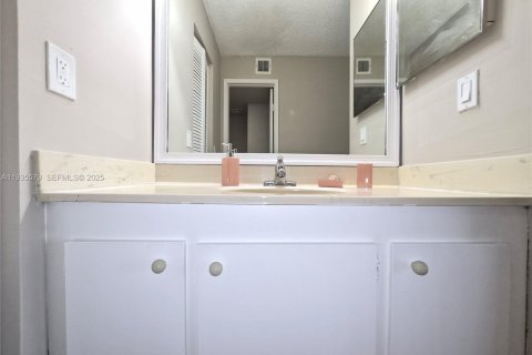 Condominio en alquiler en Miami, Florida, 2 dormitorios, 87.24 m2 № 1993842 - foto 18