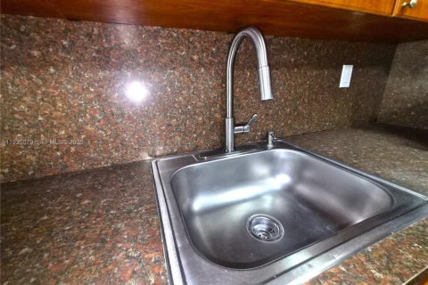 Condominio en alquiler en Miami, Florida, 2 dormitorios, 87.24 m2 № 1993842 - foto 3