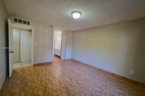 Condominio en alquiler en Miami, Florida, 2 dormitorios, 87.24 m2 № 1993842 - foto 16
