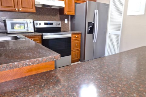 Condominio en alquiler en Miami, Florida, 2 dormitorios, 87.24 m2 № 1993842 - foto 5